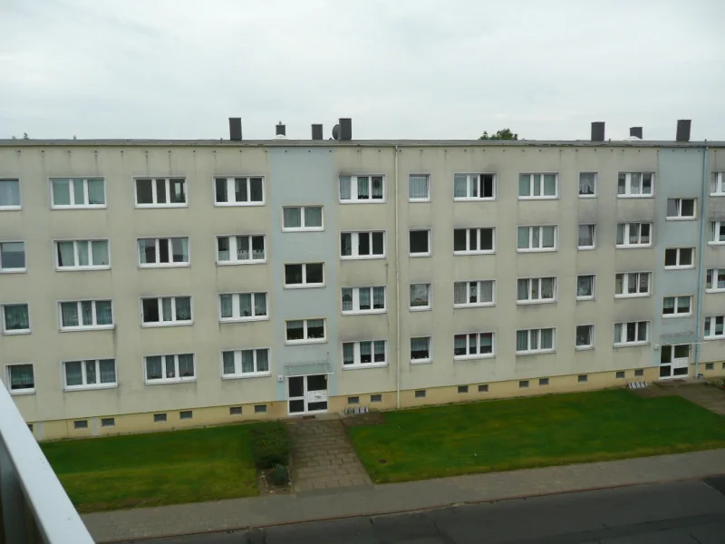 0718 Fritz-Reuter-Platz 21 - 23 Eingänge 2015.JPG - Wohnung mieten in Warin - Kleine modernisierte Wohnung mit Balkon