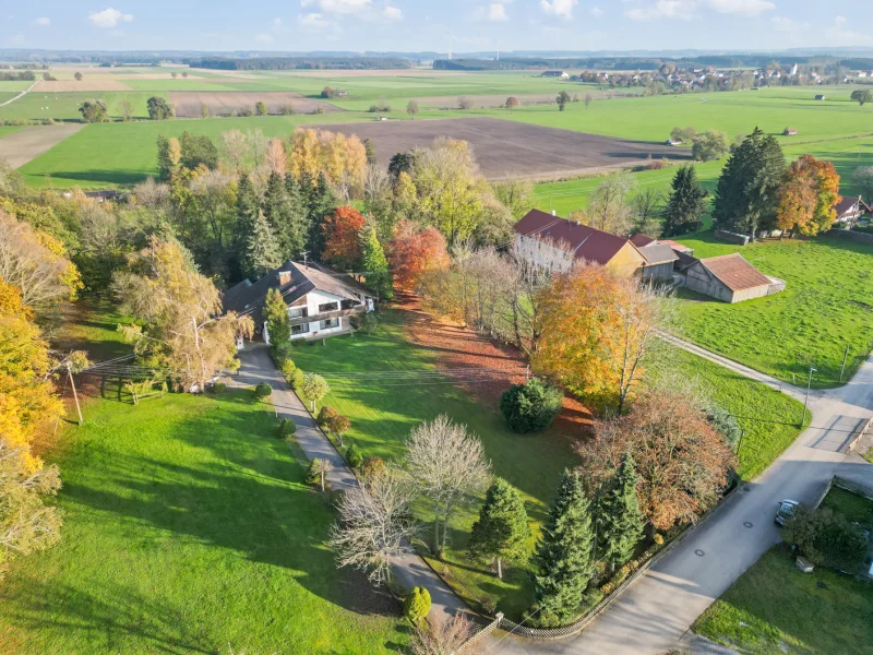 Luftaufnahme - Haus kaufen in Jengen / Ummenhofen - Große Landhausvilla, Pferdehaltung, ca. 5.134 m² Grund