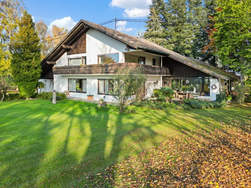 Süd-Westansicht - Haus kaufen in Jengen / Ummenhofen - Landhausvilla, parkähnliches Grundstück, Pferdehaltung möglich