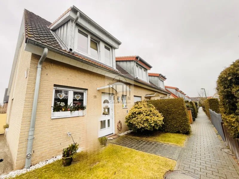 Frontansicht vom Objekt - Haus kaufen in Ahrensfelde - Charmantes Reiheneckhaus mit wuderbarem Garten, Schuppen & Stellplatz - in Top Lage - Ahrensfelde!