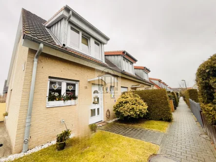 Frontansicht vom Objekt - Haus kaufen in Ahrensfelde - Charmantes Reiheneckhaus mit wuderbarem Garten, Schuppen & Stellplatz - in Top Lage - Ahrensfelde!