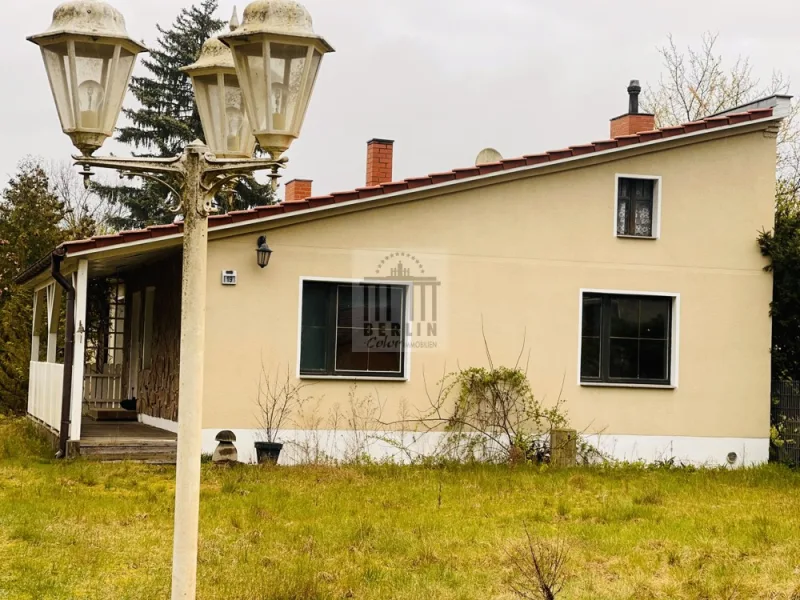 Bungalow - Frontansicht - Haus kaufen in Königs Wusterhausen - Idyll. BAU - GST mit 1.914 qm + 2 getrennte Häuser inkl. Terrasse und Garage in Königs Wusterhausen