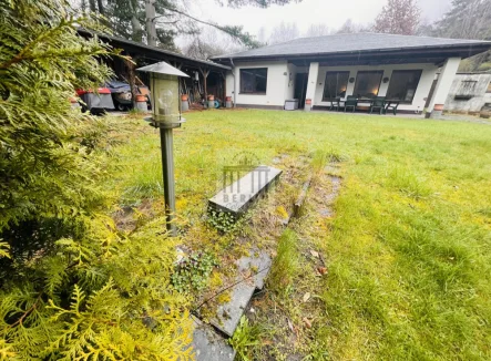 Blick in Richtung Bungalow - Haus kaufen in Chorin - Idyll. 2.630 großes GST- Bungalow mit Garten, Sommerhaus mit Kamin & Garage - Neuhütte ruhige Lage!