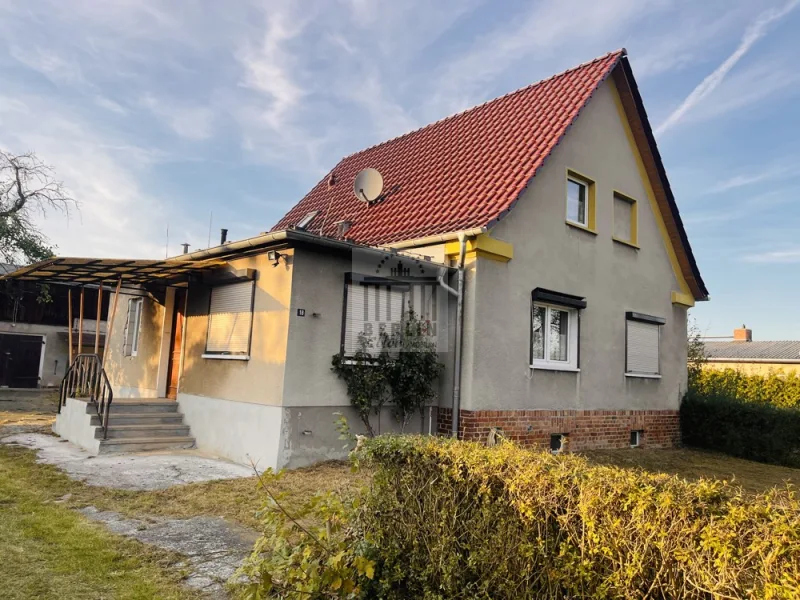 Frontansicht  - Haus kaufen in Märkische Höhe - Idyll. EFH - Handwerkerobjekt auf 15.620 qm GST - Märkische Höhe - 55 km nach Berlin!