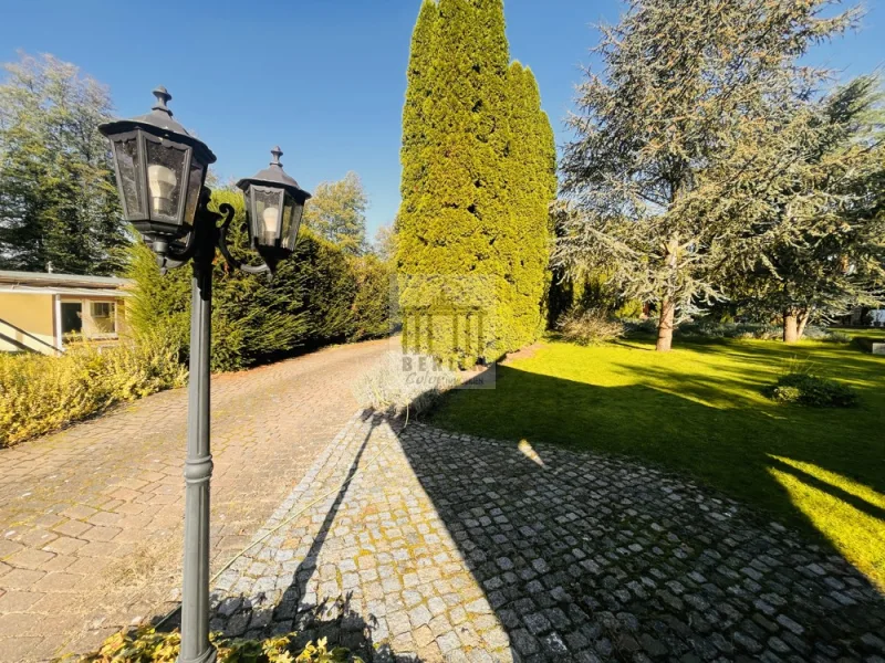 Gartenanlage in Richtung Eingangsbereich zum Bungalow