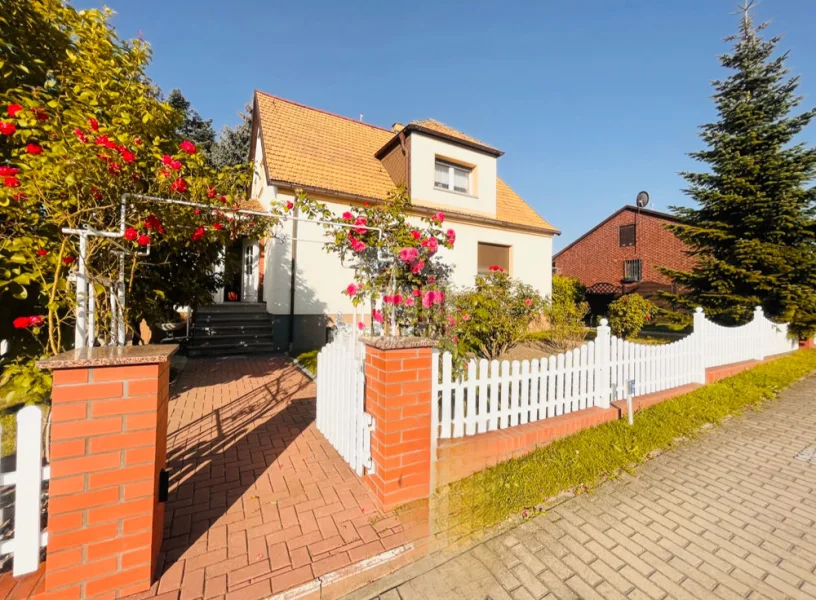 Frontansicht  - Haus kaufen in Zehdenick - Idyll-GST mit EFH & ELW inkl. Bungalow. mit Wohnrecht –  Garage, Garten - 1,3 km zum Bhf - Zehdenick