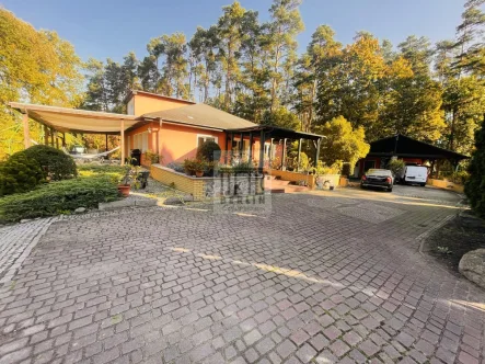 Frontansicht  - Haus kaufen in Briesen - Majestätisches - 4.900 m² traumhaftes GST - Bungalow inkl. Pool, Sauna, Carport & Gästehaus am See !