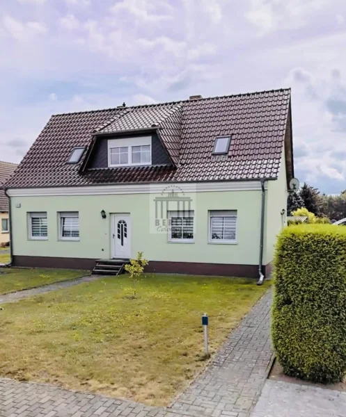 Frontansicht  in Blick in Richtung Immobilie - Zinshaus/Renditeobjekt kaufen in Steinbeck - Vermietetes Zweifamilienhaus inkl. Garten –Top Kapitalanlage in Höhenland, nur 19 km bis Eberswalde!