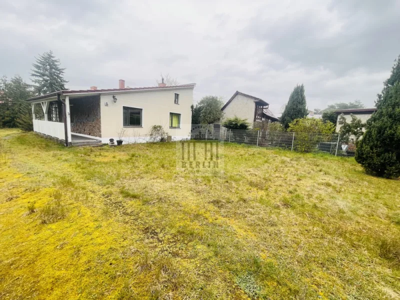 Blick in Richtung Bungalow / Baubereich - Haus kaufen in Königs Wusterhausen - Idyll. BAU - GST mit 1.914 qm + 2 getrennte Häuser inkl. Terrasse und Garage in Königs Wusterhausen