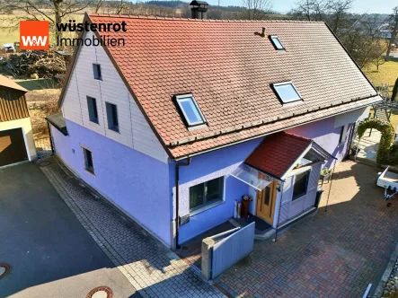 Titelbild - Haus kaufen in Schirmitz - Das perfekte Einfamilienhaus mit Charm & Charakter und modernen Details