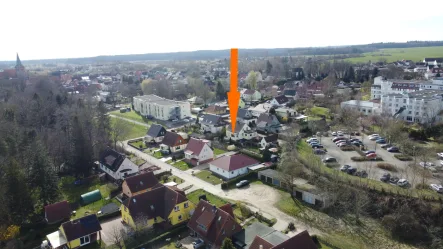 Drohnenaufnahme - Haus kaufen in Bad Sülze - Energieeffizienter (B) Winkelbungalow in familienfreundlicher Lage von Bad Sülze