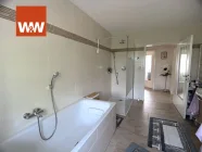 Wohnhaus Innenansicht Bad mit Wanne und Dusche