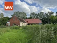 Blick über den Garten auf die Stallung mit Haus