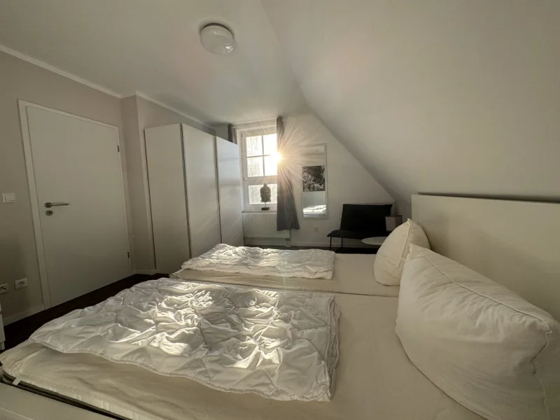 Sonnenlicht erhellt das gemütliche Schlafzimmer