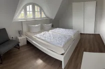 geräumiges Schlafzimmer unterm Dach