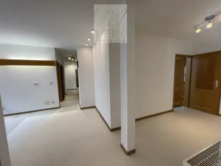 Foyer & Küche  - Wohnung mieten in Weidenthal - Geräumige 10-Zimmer Erdgeschosswohnung in Weidenthal – Komfortables Wohnen in idyllischer Umgebung