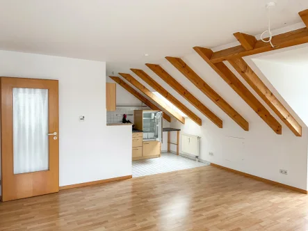 Wohnbereich - Wohnung mieten in Landsberg am Lech - Gemütliche 2-Zimmer-Dachgeschosswohnung mit Balkon und Tiefgaragenstellplatz