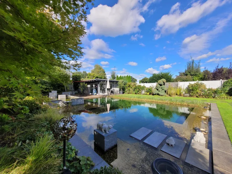 Schwimmteich - Haus kaufen in Gütersloh - Exklusives Wohnhaus mit Schwimmteich und luxuriösem Garten -  Perfekt für zwei Generationen