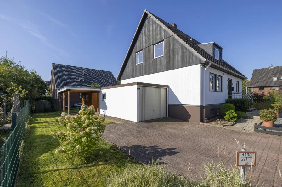 Hausansicht mit Garage und Carport