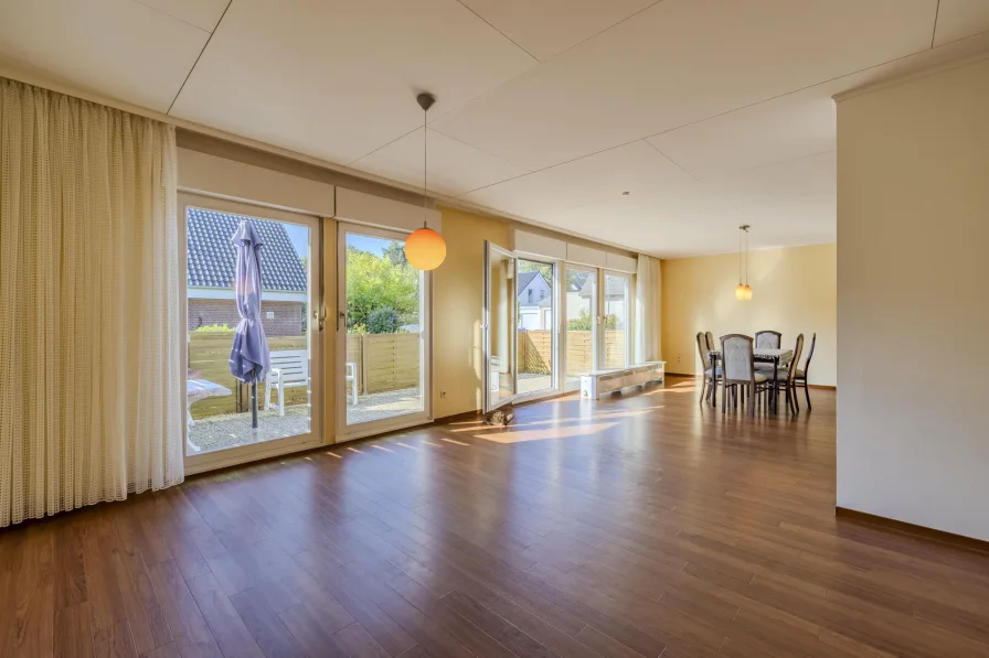 Große Fensterfront im Wohnzimmer