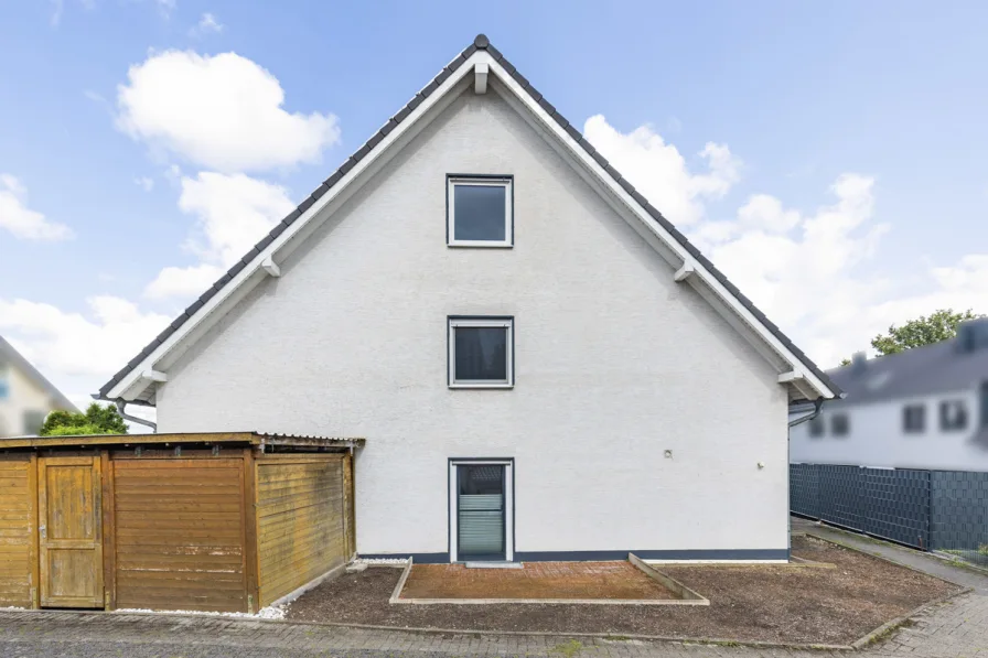 Seitliche Ansicht des Hauses mit zweiter Terrasse