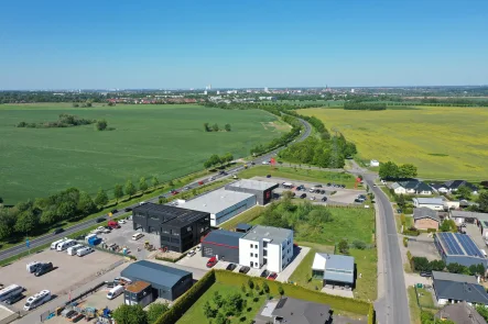 Drohnenansicht I - Büro/Praxis mieten in Papendorf - Büro- und Praxisneubau vor den Toren Rostocks, Klimaanlage, Stellplätze, E-Ladestation, uvm.