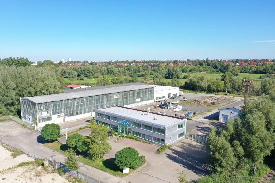 Bürogebäude Luftbild - Halle/Lager/Produktion mieten in Rostock - HRO Petridamm–Hallen-,Lager-/Produktions-/Büroflächen, verkehrsgünstig gelegen, Überseehafen nähe