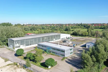 Bürogebäude Luftbild - Halle/Lager/Produktion mieten in Rostock - HRO Petridamm–Hallen-,Lager-/Produktions-/Büroflächen, verkehrsgünstig gelegen, Überseehafen nähe