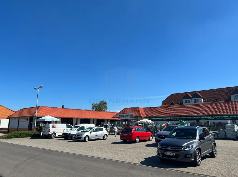 Objektansicht mit Stellplätzen - Gastgewerbe/Hotel mieten in Güsten - Gastronomieflächen in EKZ neben EDEKA, der Sparkasse, Kaufhaus Wreesmann usw.