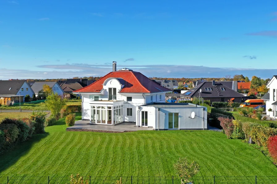 Ansicht Rückseite/ Garten - Haus kaufen in Nienhagen - Erstbezug nach Sanierung, Strandnähe und gehobener Standard: Ihr neues Zuhause in exklusiver Lage!