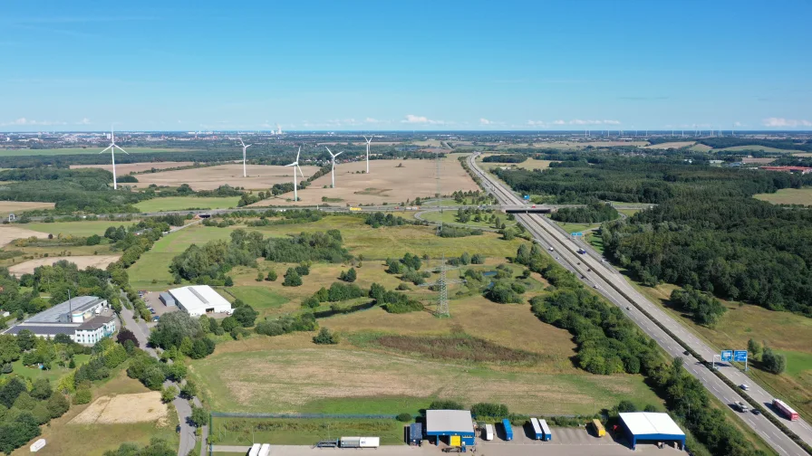 Luftaufnahme - Grundstück kaufen in Kavelstorf - Perfekte Lage: 18.000 m² Gewerbegrundstück südlich von Rostock mit Top-Anbindung an A19/A20 | Hafen