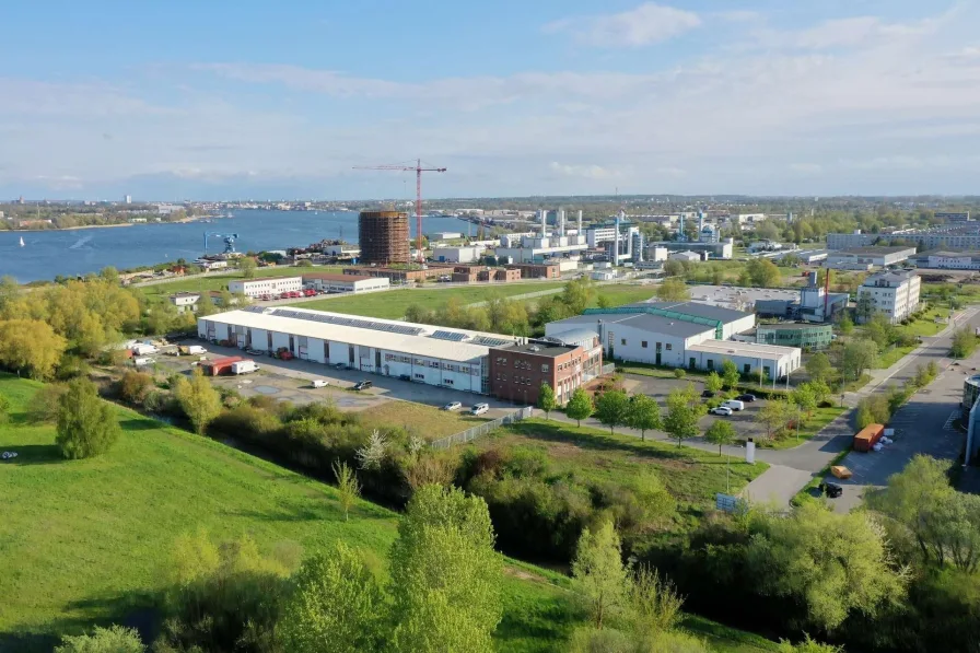 Luftbild - Büro/Praxis mieten in Rostock - Großzügige Bürofläche, Klimaanlage, neue Fußbodenbeläge, XXL Stellplätze, Außenlager