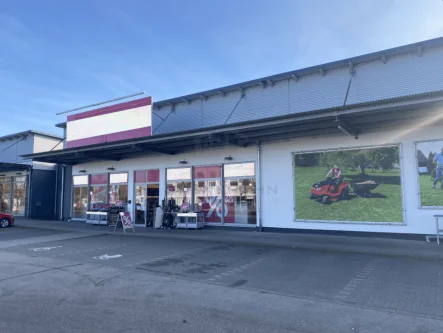 Außenansicht Mietgegenstand - Laden/Einzelhandel mieten in Jettingen-Scheppach - ca. 473 m² im Fachmarktzentrum neben Takko, TEDi, OBI uvm. an der A8 in Scheppach