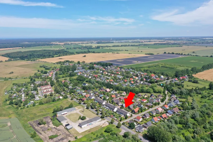 Drohnenansicht - Haus kaufen in Rostock - Familienfreundliches Reihenmittelhaus mit Garten und Terrasse in beliebter Wohnlage von Rostock