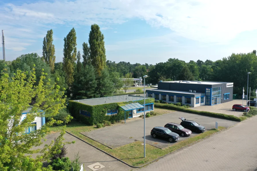 Drohnenansicht - Halle/Lager/Produktion kaufen in Güstrow - Lager- und Bürogebäude in Güstrow: 1.894 m² Grundstück, 5 Räume, Top Anbindung an B103/A19