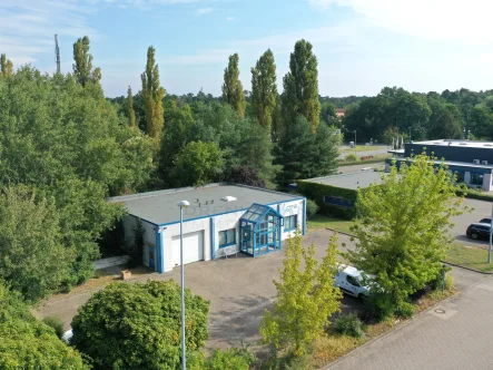 Drohnenansicht - Zinshaus/Renditeobjekt kaufen in Güstrow - Büro- und Lagergebäude: 3.147 m² Grundstück, 8 Räume, großzügige Garage, hervorragende Anbindung