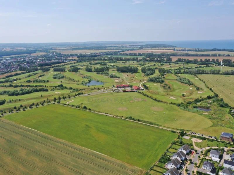 Luftbild Golfplatz - Haus kaufen in Rostock - Exklusives Domizil mit luxuriösem und exquisitem Interieur an der Golfanlage Warnemünde