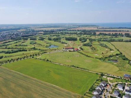 Luftbild Golfplatz - Haus kaufen in Rostock - Exklusives Domizil mit luxuriösem und exquisitem Interieur an der Golfanlage Warnemünde