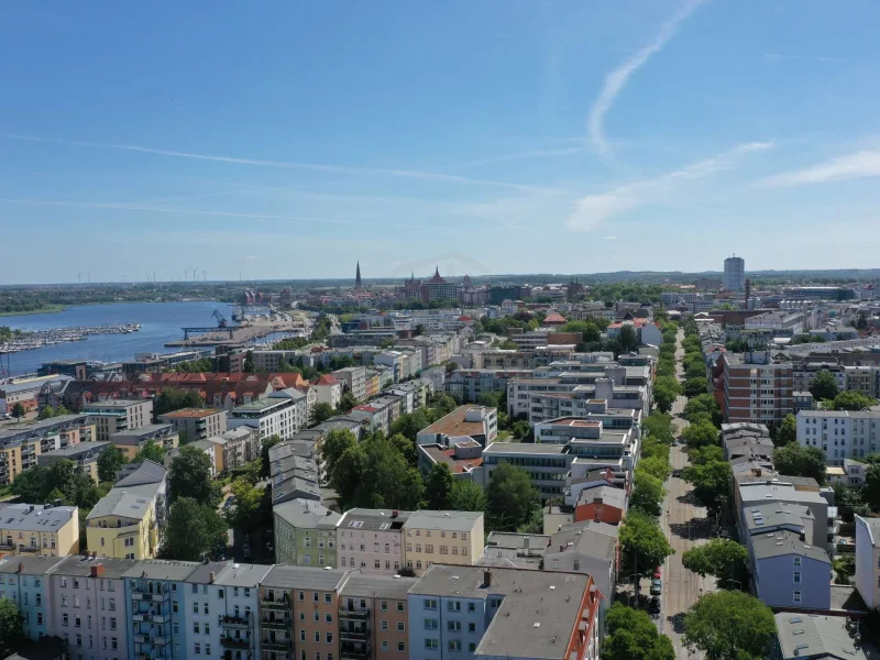 Luftbild - Zinshaus/Renditeobjekt kaufen in Rostock - Renditestarkes Bürohaus in begehrter Innenstadtlage von Rostock, Mieter Land MV, Straßenbahn 50 m