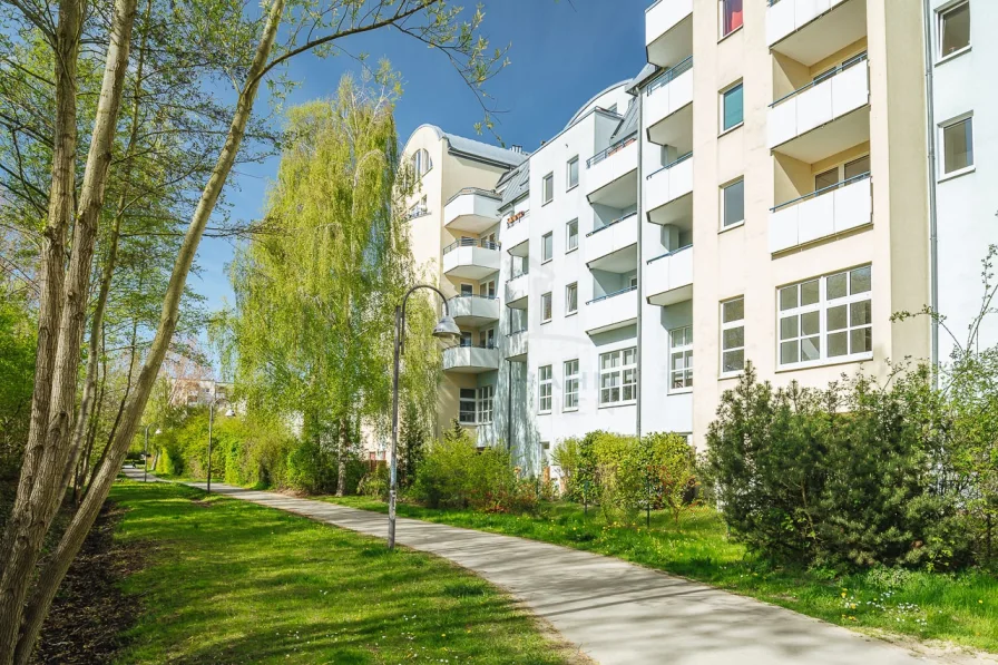 Außenanlagen - Zinshaus/Renditeobjekt kaufen in Rostock - Gepflegte Wohnanlage - großzügige, vermietete 3 Zimmerwohnung mit Balkon und Tiefgaragenstellplatz