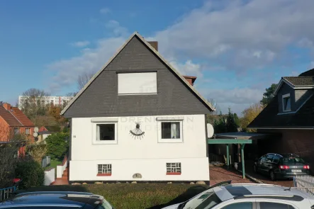 Außenansicht - Haus kaufen in Hamburg - Gemütliche Doppelhaushälfte mit besonderem Flair und Bachzugang