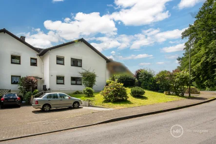 Außenansicht Straßenseite - Wohnung kaufen in Neunkirchen-Seelscheid - MANNELLA * Zeit zum Anlegen * inflationsfrei Kapital besser in Immobilien investieren