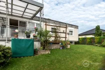 Terrasse mit Blick in den Garten