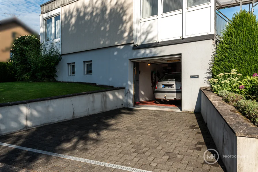 Zufahrt zum Haus mit Garage