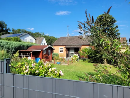 Rückansicht & Garten - Haus kaufen in Siegburg - MANNELLA *Ideal für Drei* Bungalow mit Wintergarten, Keller & Garage in schöner Lage von Wolsdorf