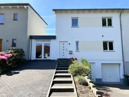 MANNELLA Immobilienservice Hennef - Haus kaufen in Hennef (Sieg) - MANNELLA *Lage.Mieteinnahme.Sonnengarten*  Einfamilienhaus mit Einliegerwohnung in Hennef Warth