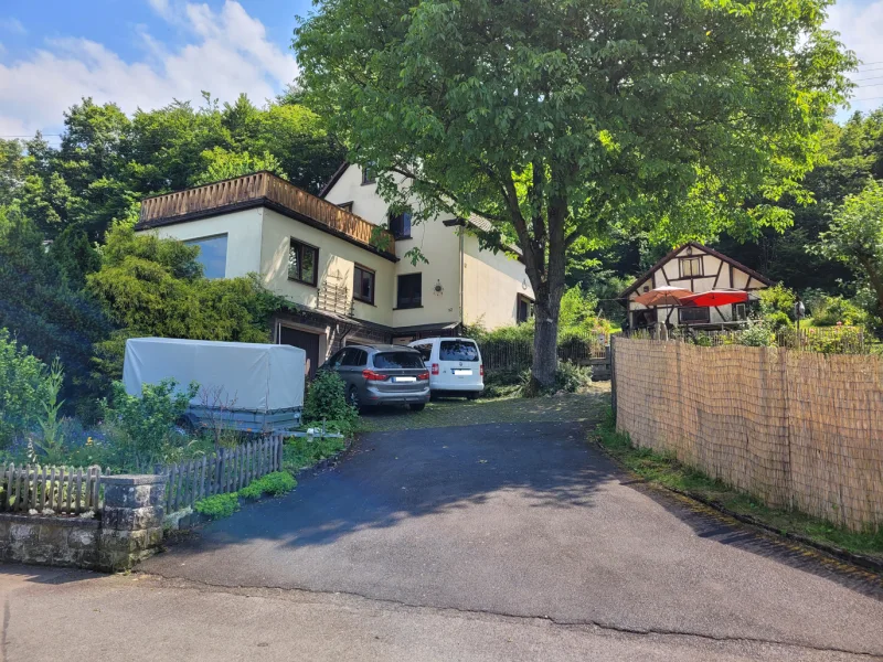 Vorderansicht - Haus kaufen in Windeck - MANNELLA *Beste Aussichten* Gemütlich modernisiertes Haus mit Siegtal-Blick & Dachterrasse