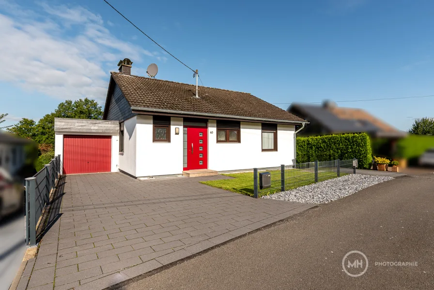 Außenansicht - Haus kaufen in Much - MANNELLA *Freistehendes Einfamilienhaus mit Einliegerwohnung* Leben in idyllischer Dorf-Lage von Much