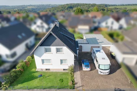 Vorderansicht - Haus kaufen in Hennef (Sieg) - MANNELLA *Charmantes Einfamilienhaus* mit großem Garten und Doppelgarage