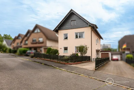 Außenansicht - Haus kaufen in Siegburg - MANNELLA *Flexibles Wohnkonzept mit großem Garten* Geräumiges Haus in beliebter Lage von Kaldauen!